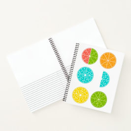 Kleurrijke sinaasappelschets en gevoerd notitieboek