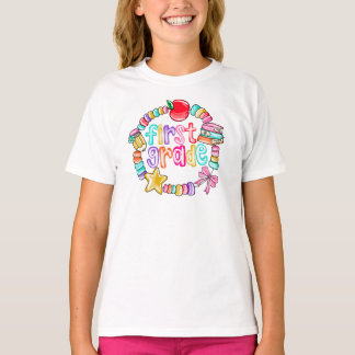 Kleurrijke snoeparmband eerste klas t-shirt