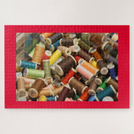 Kleurrijke spillen van naaigarens legpuzzel