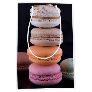 Kleurrijke stapel Franse Macarons Medium Cadeauzakje