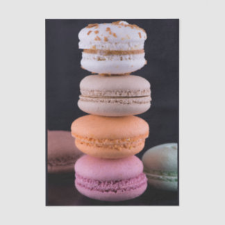 Kleurrijke stapel Franse Macarons Tissuepapier
