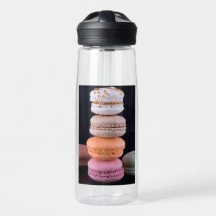 Kleurrijke stapel Franse Macarons Waterfles