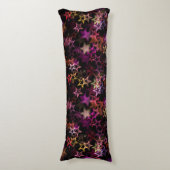 Kleurrijke sterren dansen grillig lichaamskussen (Voorkant Verticaal)