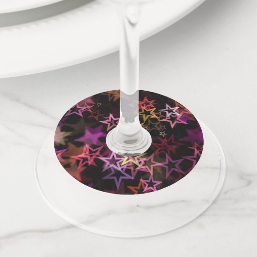 Kleurrijke sterren dansen grillig wijnglaslabel (Dichtbij)