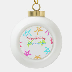Kleurrijke sterren gelukkige verjaardag voeg naam keramische bal ornament