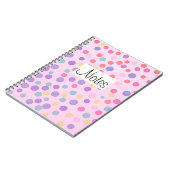 Kleurrijke stippen op pastelroze notitieboek (Linkerzijde)