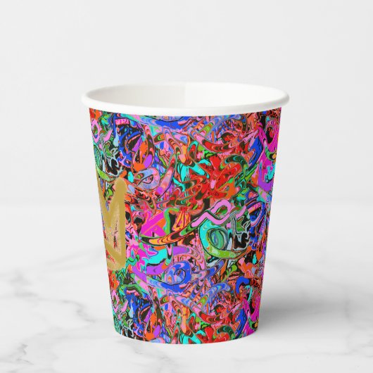 Kleurrijke straatachtige graffiti met kroon papieren bekers (Links)