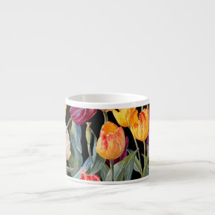 Kleurrijke tulpen, geïsoleerde zwarte achtergrond. espresso kop