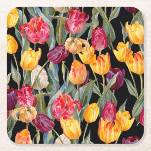 Kleurrijke tulpen, geïsoleerde zwarte achtergrond. vierkante kartonnen onderzetter