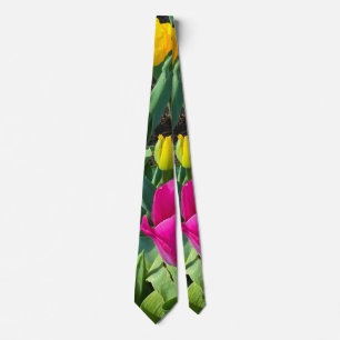 Kleurrijke tulpen in rood, paars, geel, groen stropdas