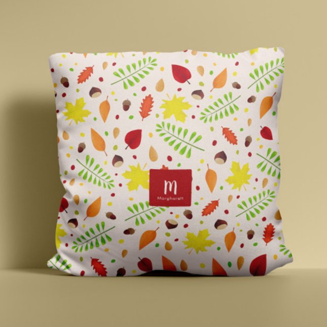 Kleurrijke val laat aangepaste naam monogram kussen (Colorful fall leaves pillow with custom name and monogram for personalized autumn home decor)