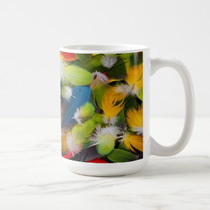Kleurrijke veren stapel koffiemok
