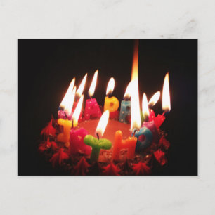 Kleurrijke, verlichte "Happy Birthday" kaarsen, do Briefkaart
