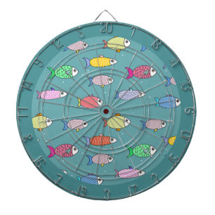Kleurrijke vissen op turquoise dartbord
