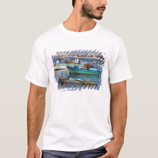 Kleurrijke vissersboten in de haven van t-shirt