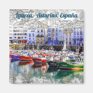 Kleurrijke vissersboten in Luarca, Asturië, Spanje Magneet