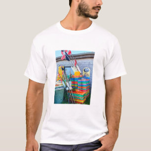 Kleurrijke vlaggen en kratten van boeien in de hav t-shirt