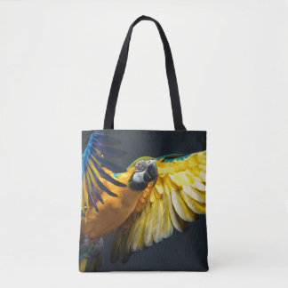 Kleurrijke vliegende ara op een donkere achtergron draagtas