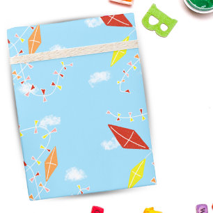 Kleurrijke vliegers in het Sky Blue Pattern Kinder Cadeaupapier