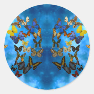 Kleurrijke vlinders vliegen over blauwe wolken tap ronde sticker