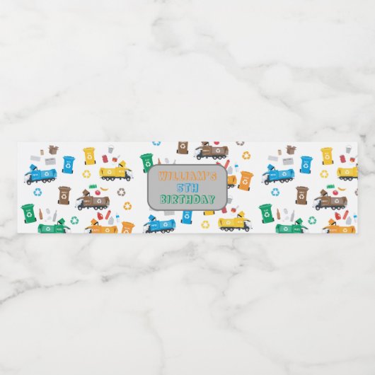 Kleurrijke vuilniswagens en -bakken van afgelopen waterfles etiket (Enkel label)