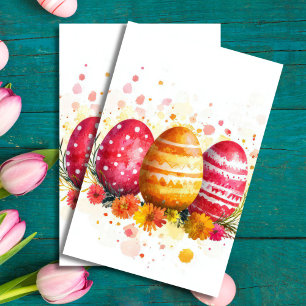 Kleurrijke waterverf paaseieren en bloemen tissuepapier