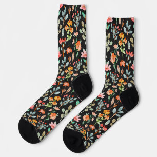 Kleurrijke wilde bloemen in waterverf op zwart sokken