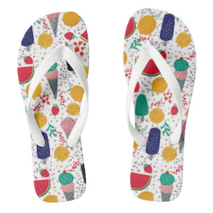 Kleurrijke zomerlevensmiddelen en tropische bloeme teenslippers