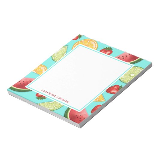 Kleurrijke zomervruchten op blauw met aangepaste t notitieblok (Gedraaid)