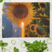 Kleurrijke zonnebloemen in een veld theedoek (Gevouwen)