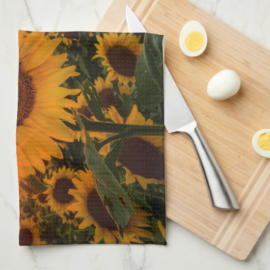 Kleurrijke zonnebloemen in een veld theedoek (Quarter Fold)