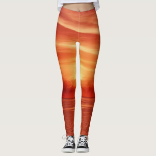 Kleurrijke zonsopgang bij zee, dramatische wolken. leggings