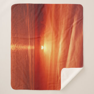 Kleurrijke zonsopgang bij zee, dramatische wolken. sherpa deken