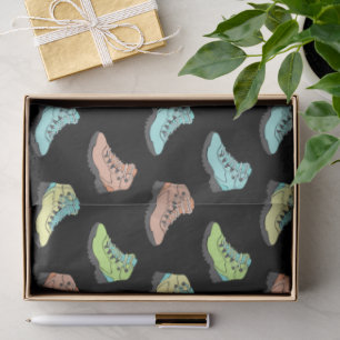 Kleurverkleurde pasta's op zwart gevlekt tissuepapier