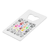 Kleurvolle, vervormde hond schildert afdrukken op kredietkaart flessenopener (Achterkant Gekanteld)