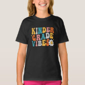 Kleuterschool Vibes Groovy Design op het Shirt van (Voorkant)