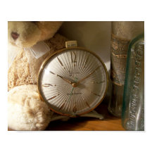 Klok met antieke flessen en teddybeer