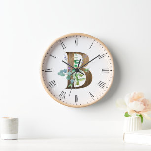 Klok met houten lijst en rustieke letter B