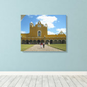 Klooster in Izamal, Yucatán / Mexico Canvas Afdruk (Insitu (Houten vloer))