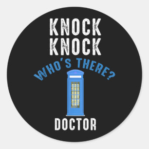 Klop Klop Wie Is Daar_ Dokter Grappige Klop Wie Ronde Sticker