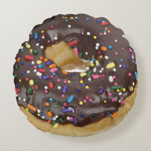 Knap grappige uitloper van chocolade sprinkles rond kussen