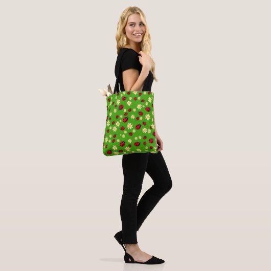 knap ladybug- en daisy-bloempatroon groen tote bag (Op model)