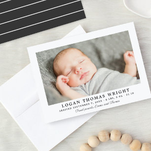 Knappe babyjongen met houtskoolstrepen foto geboor aankondiging