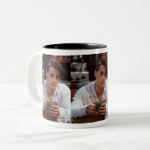 Knappe Joey Coffee Mok-Sip in stijl met vrienden Tweekleurige Koffiemok (Voorkant links)