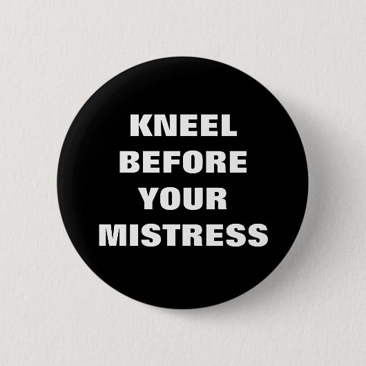 KNEEL BEFORE YOUR MISTRESS RONDE BUTTON 5,7 CM (Voorkant)