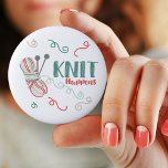 Knit arrive avec le fil de Tricot multicolore<br><div class="desc">Ce bouton amoureux de fil porte le drôle de jeu de mot "tricot arrive", populaire avec de nombreux tricots et artisans. Le design comprend une boule de fil autostriping multicolore avec aiguilles de tricot et quelques queues de fil. Le dicton amusant est écrit en typographie brossée et lettrée à la...</div>