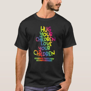 Knuffel je kinderen houden van je kinderen familie t-shirt
