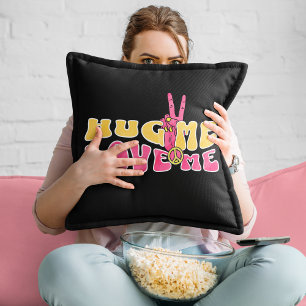 Knuffel me Love me Vredesteken  Retro Valentijnse  Kussen