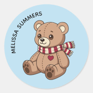 Knuffelbeer met gestreepte sjaal en naam in het bl ronde sticker