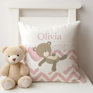 Knuffelende teddybeer met aangepast monogram kussen
